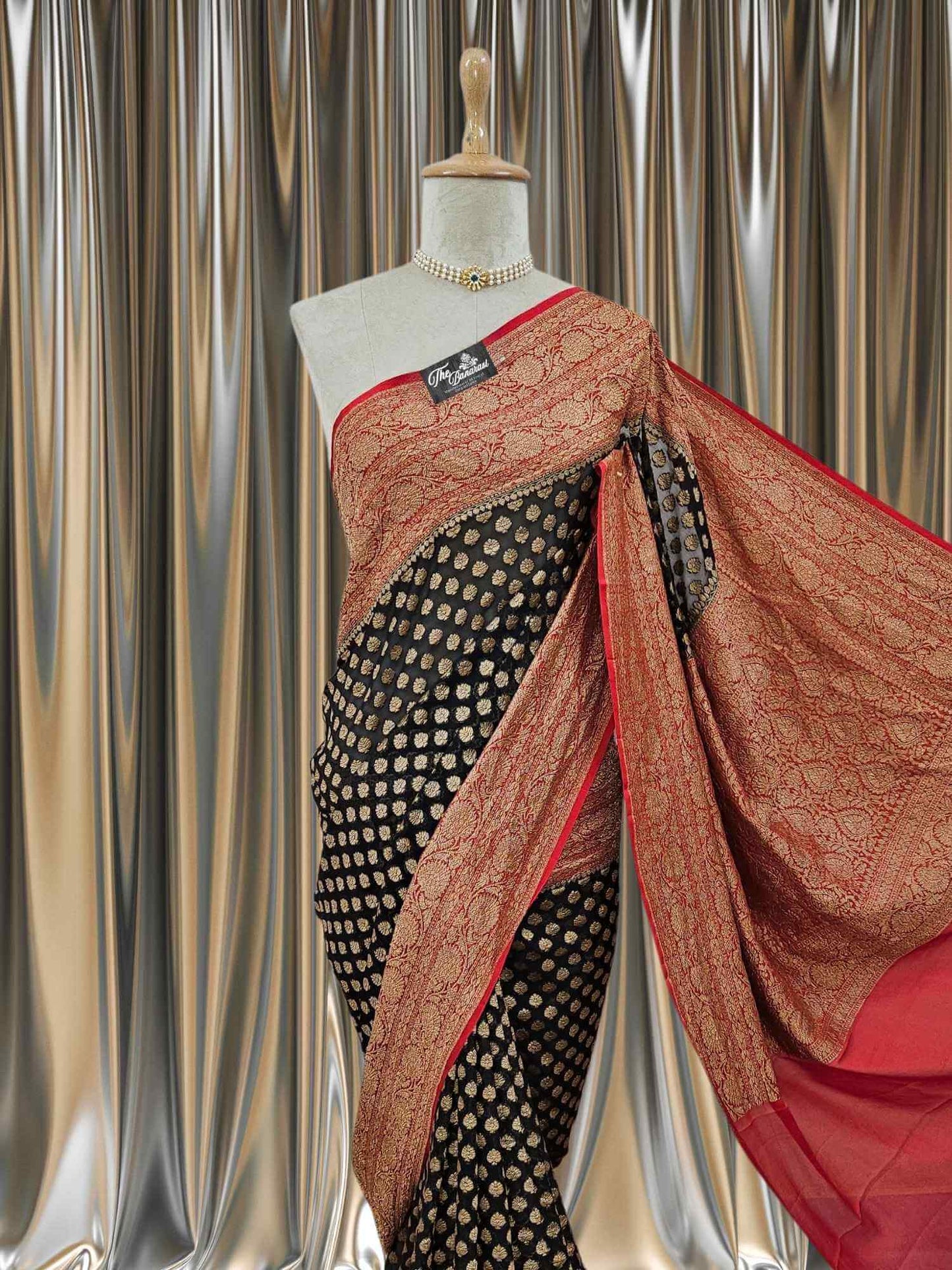 Close-up of Dual Shade Khaddi Georgette Handwoven Banarasi Saree with Antique Zari Work