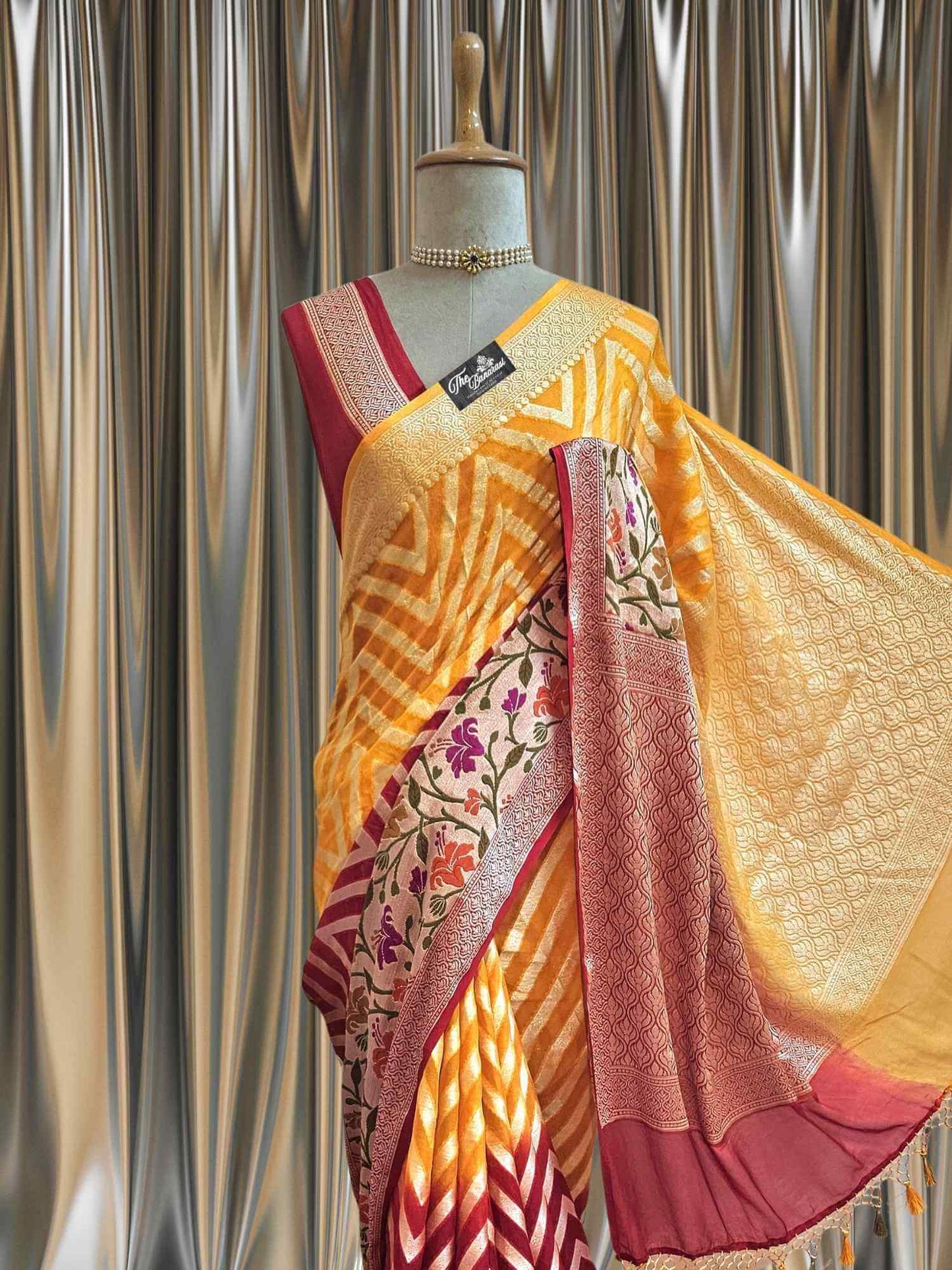 Close-up of Lightweight Dual Shade Handloom Chiffon Banarasi Saree with Neem Zari Work